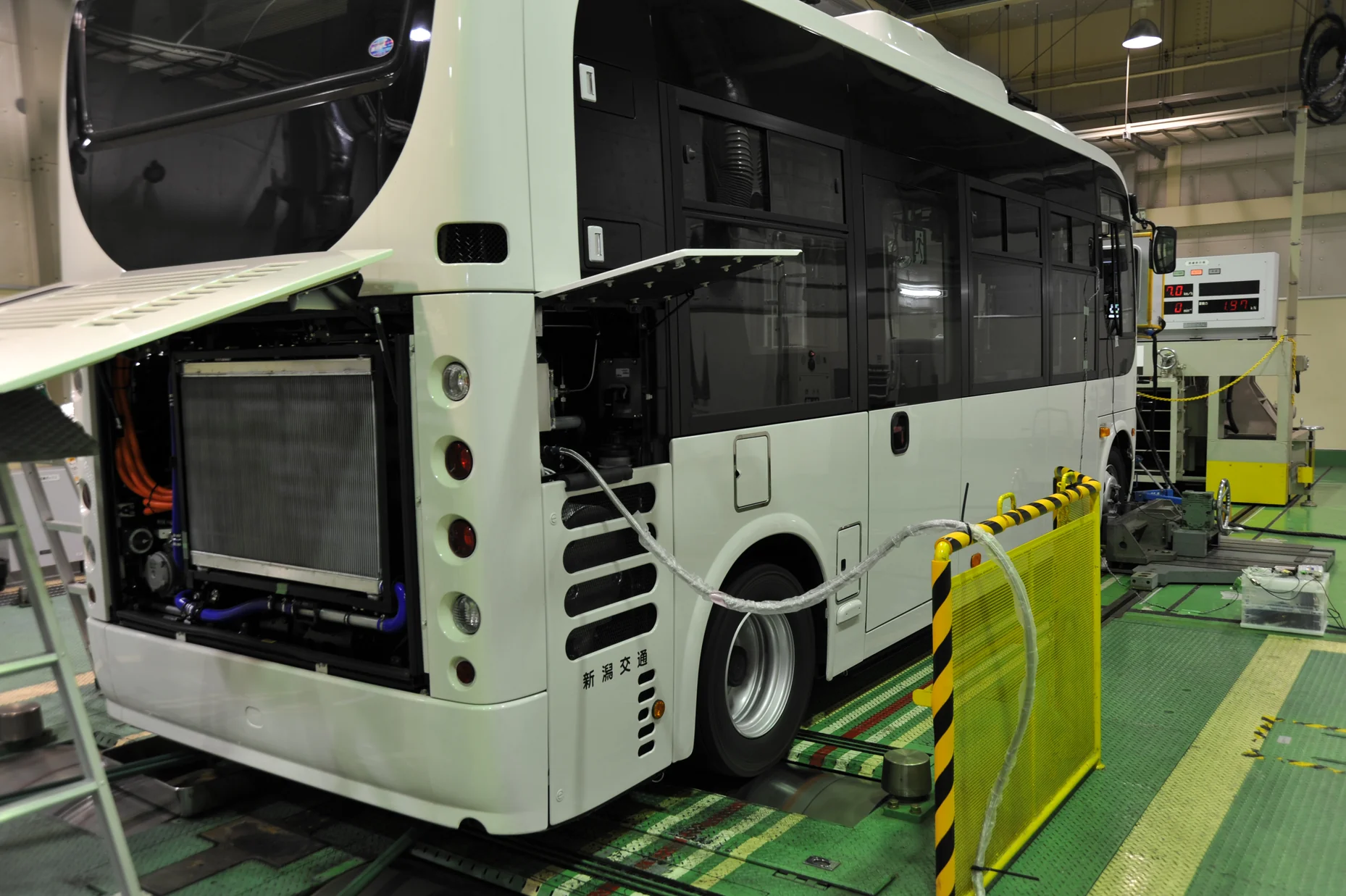 シャシダイナモメータ試験設備に設置されたバス