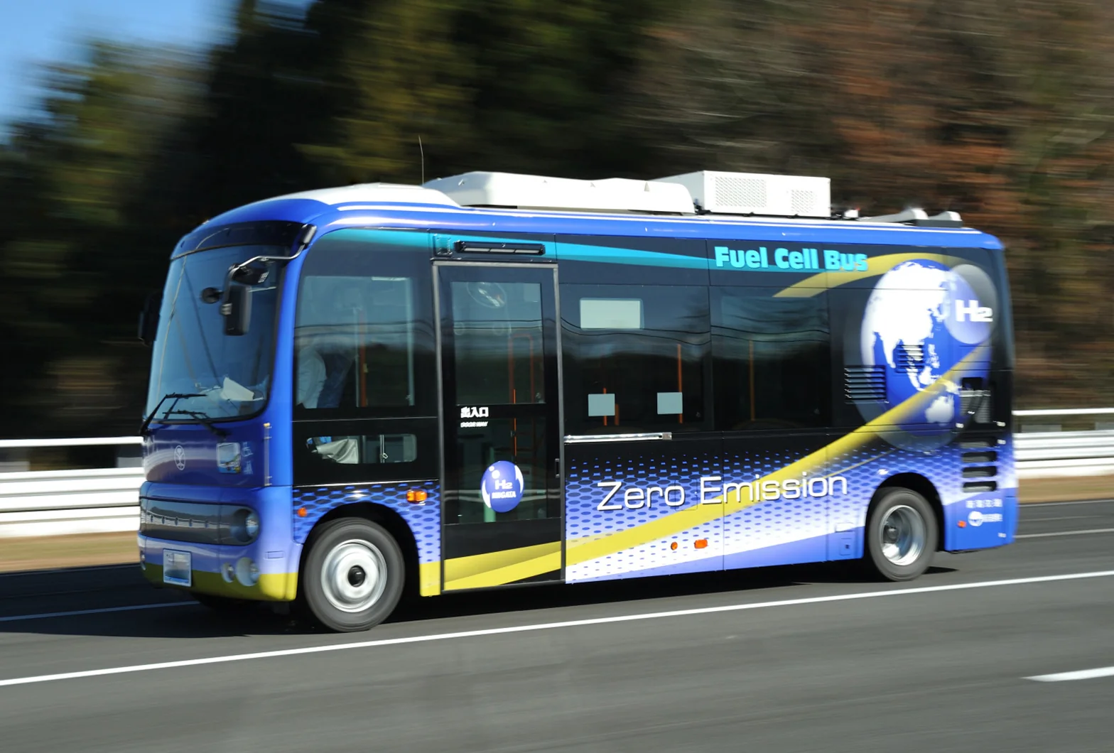 テストコースを走行する燃料電池バス