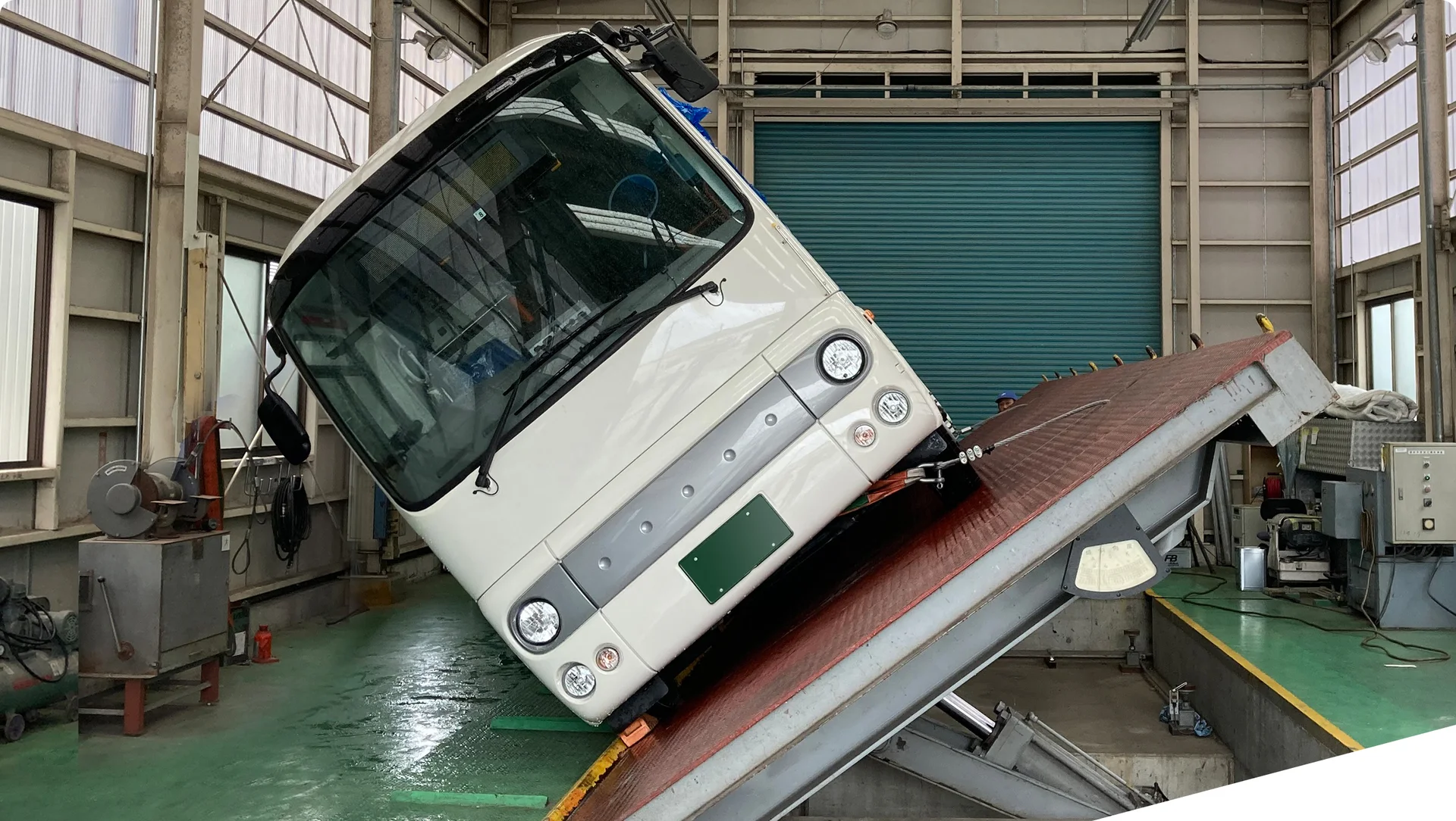 傾斜台の上で車体を大きく傾けた試験車両