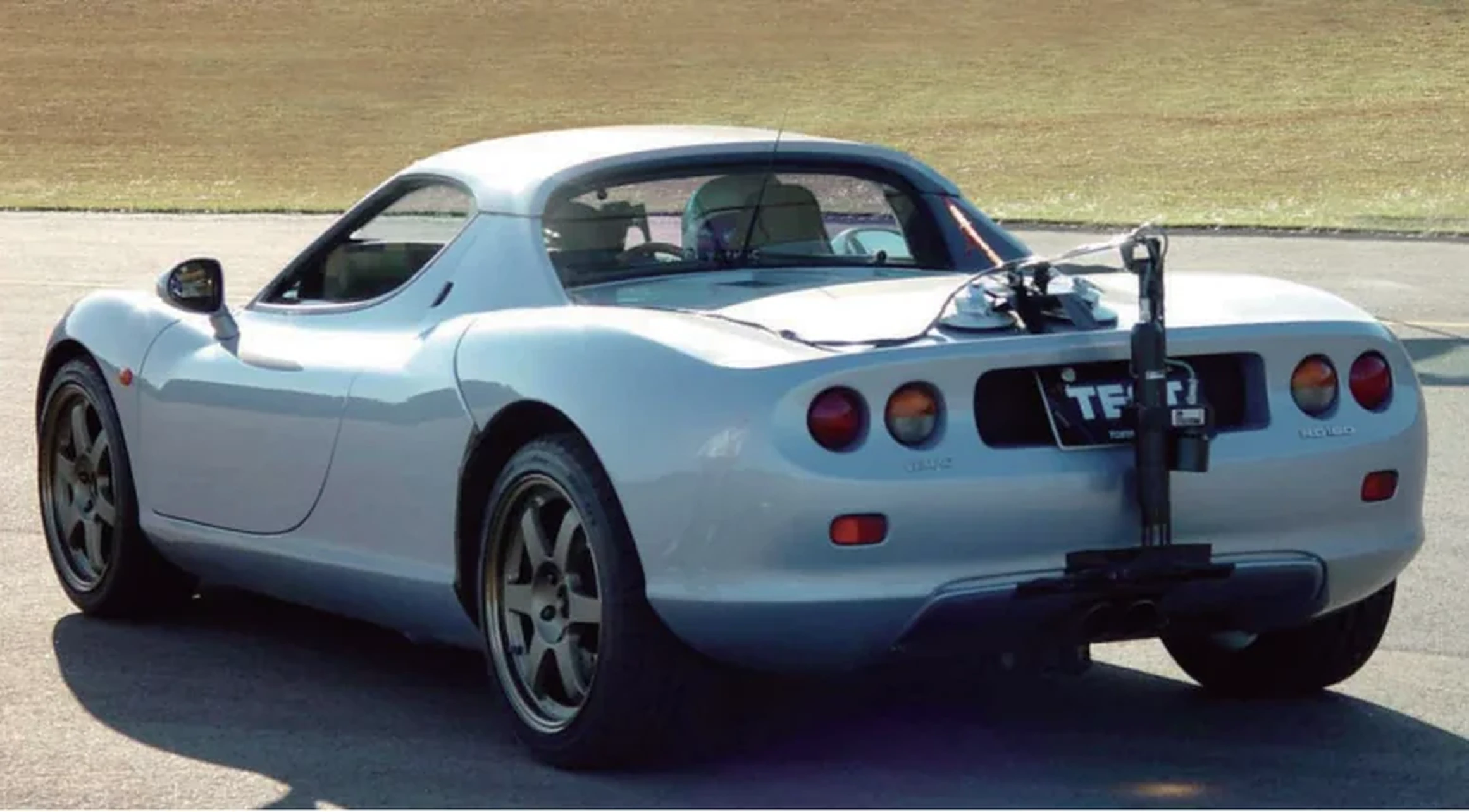 計測機器を取り付けた車両性能試験用のスポーツカー
