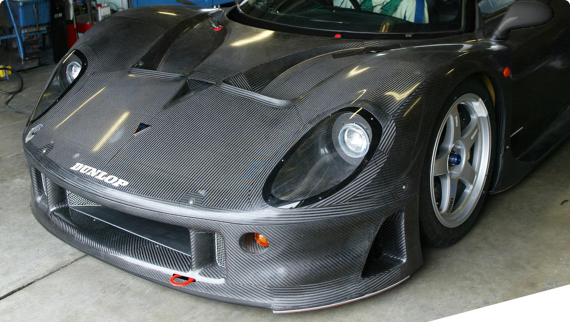 CFRP製の車体を採用したスポーツカー