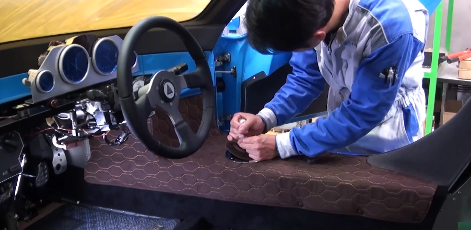 少量生産車両の内装を組み立てる作業