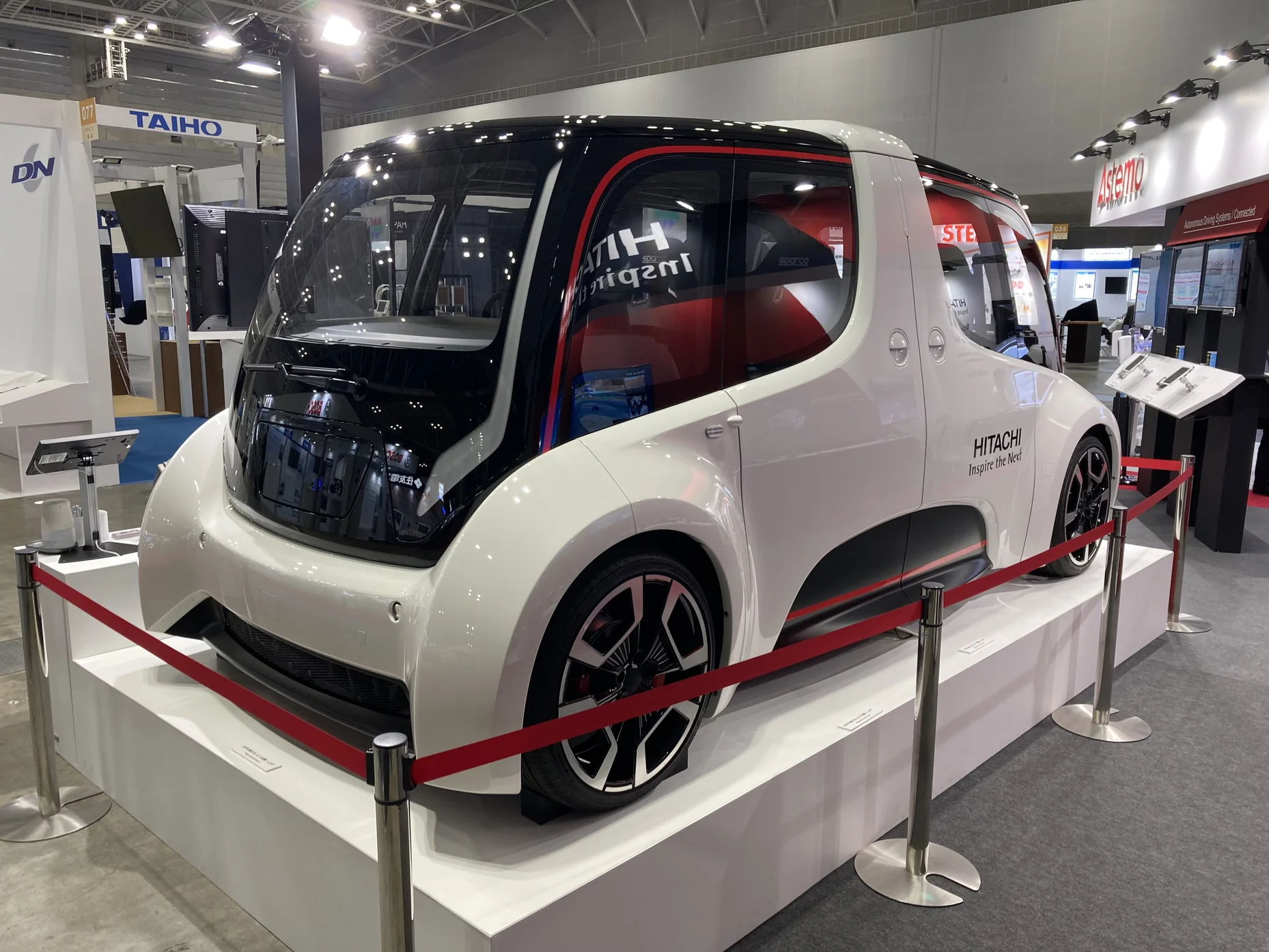 展示会向けに製作された白と赤の車両